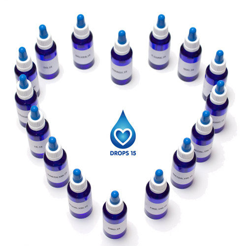 Een hartvormig arrangement van blauwe AQwaVit® Water Vitaliser-flessen.